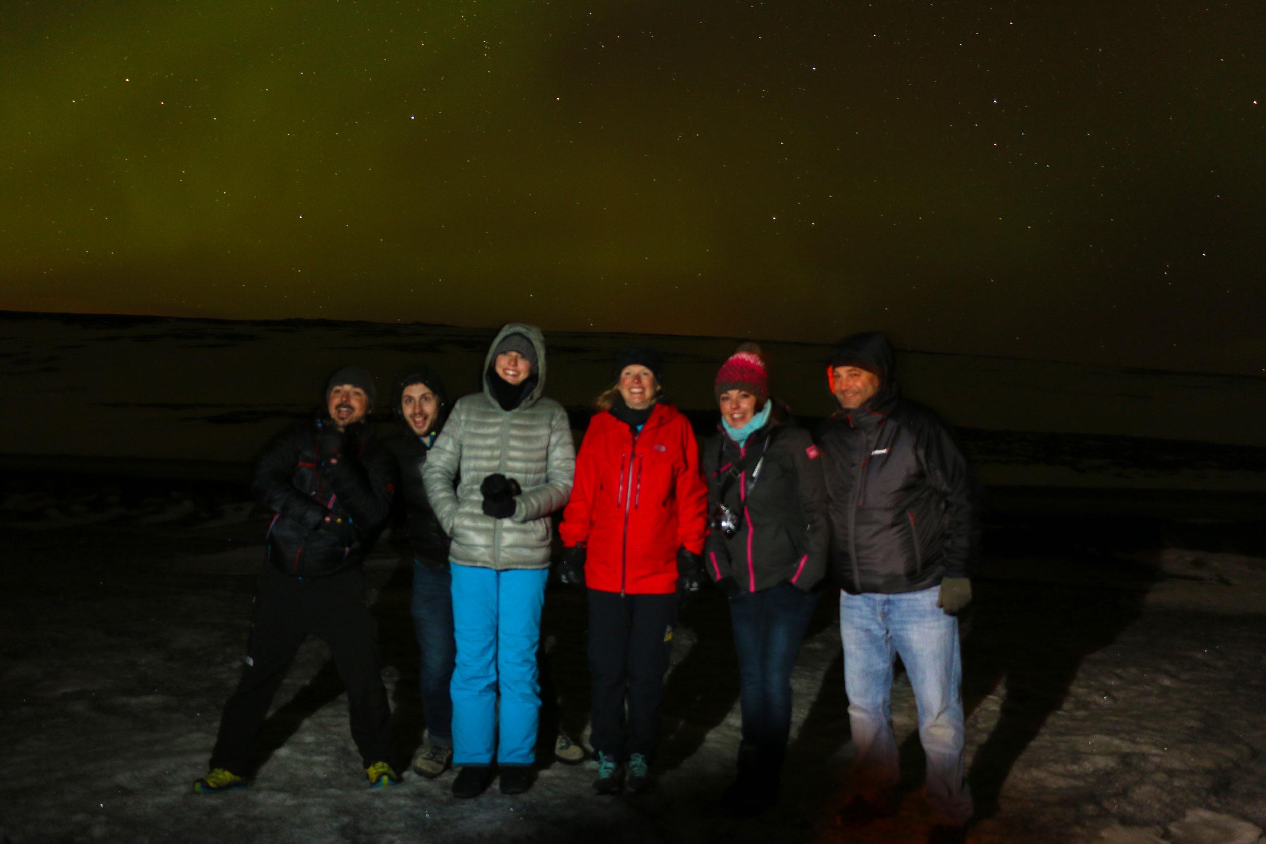 L'équipe d'ODK sous les étoiles à l'affût des aurores boréales.