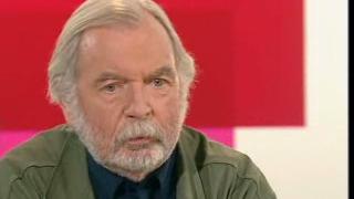 Jacques Chessex est un homme qui dérange, depuis tout jeune : il avait été mis à la porte du gymnase de Lausanne pour indiscipline. Il y est retourné comme professeur de français et d'histoire.