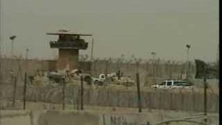 Irak: Donald Rumsfeld visite la prison d'Abou Ghraïb