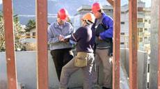 Deux inspecteurs lors d'un contrôle sur un chantier de Sierre