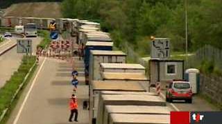 Le blocage de l'A2 provoque des bouchons de part et d'autre de la frontière italo-suisse
