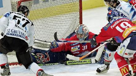 Jozef Balej (à gauche) sème le trouble devant la cage de Sulander (ZSC)