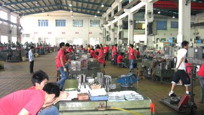 Uniformes rouges et salaires en hausse dans l'usine visitée par Caroline Bérubé à Dongghuan,dans la province de Guangdong.