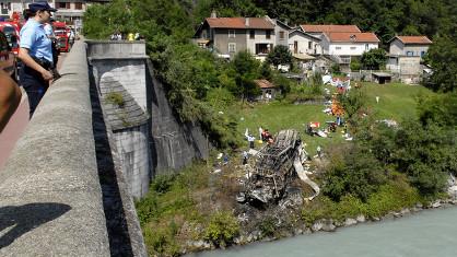 La photo du car polonais carbonisé est dans tous les journaux