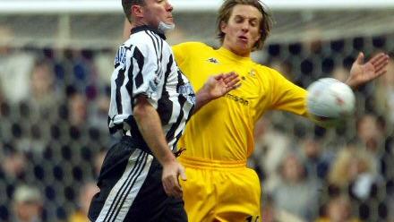 Ziegler (Tottenham) ici contre Shearer (Newcastle) en 2005