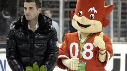 Alex Frei, accompagné de la mascotte, regarde déjà vers 2008.