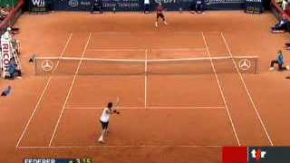 Tennis: Roger Federer se qualifie pour la finale à Hambourg en battant Carlos Moya (4-6 6-4 6-2)