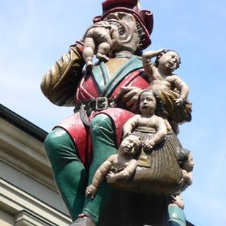 La fontaine de l'Ogre. Berne compte plus de cent fontaines. Onze d'entre-elles dévoilent, aujourd'hui encore, leur statue originale avec leurs beaux personnages allégoriques. Les fontaines qui datent du milieu du 16ème siècle expriment l'opulence de la bourgeoisie d'alors.