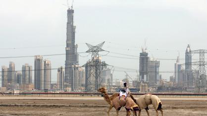 En arrière-fond, le "Burj Dubaï" s'élève dans le désert