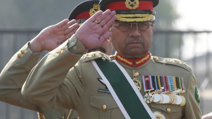 Le président Pervez Musharraf dit adieu à ses habits de militaire