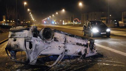 Une des voitures incendiées en banlieue parisienne