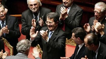 Romano Prodi applaudit le vote de confiance du Sénat