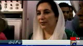 L'ancien Premier ministre pakistanais Benazir Bhutto est de retour au pays après 8 ans d'exil