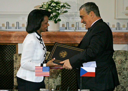 Condoleezza Rice (à gauche) s'est réjouie de l'accord signé.