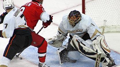 Jonas Hiller a réussi 36 parades contre Carolina.