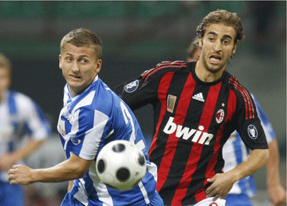 Le Zurichois Abdi à la lutte avec Mathieu Flamini.