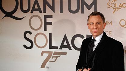 Daniel Craig et son bras en écharpe lors de la première à Paris.