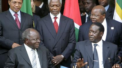 Mwai Kibaki (à g.) et Raila Odinga (ici avec Kofi Annan).