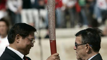 La flamme est passée de mains grecques en mains chinoises.