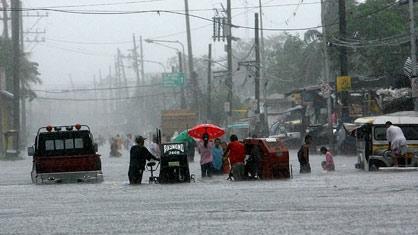 Le typhon paralyse une grande partie des Philippines.