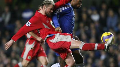 Le Fribourgeois Henchoz ici à la lutte avec Drogba (Chelsea).