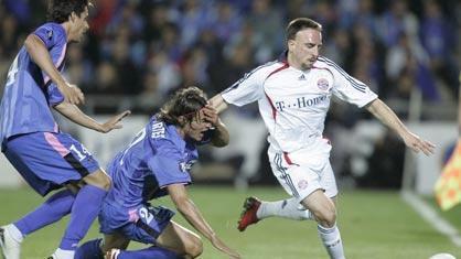 Ribéry, ici face à Manu et Cortes, qui tombe, s'est heurté à un mur (Kerystone)