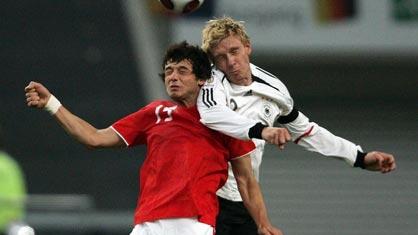 Blerim Dzemaili, ici contre Mike Hanke (Allemagne)