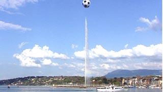 GE: un ballon sur la rade - Un ballon de foot géant sur la rade de Genève. Cette sphère flottera sur le jet d'eau jusqu'à la fin de l'Euro. L'opération coûte 360'000 francs.