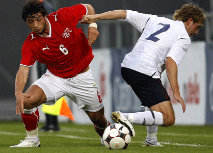 Blerim Dzemaili aux prises avec le Norvégien Simonsen.