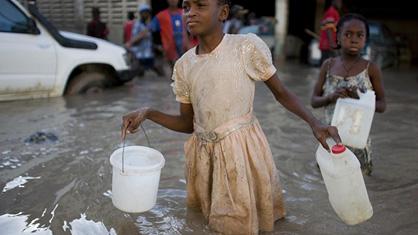 Des rescapés à la recherche d'eau potable aux Gonaïves.