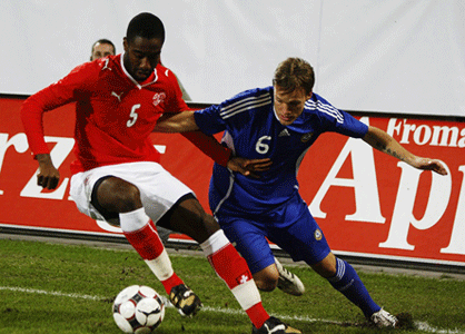 Johan Djourou (à g.) aux prises avec Mika Vaeyrynen.