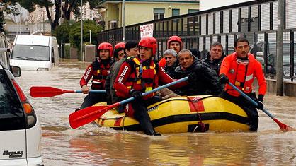 Les secours, ici près de la Via Tiburtina à Rome, ont fort à faire.