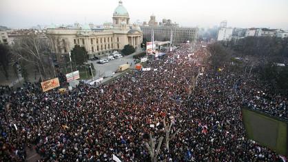 Les protestataires se sont réunis devant le gouvernement.