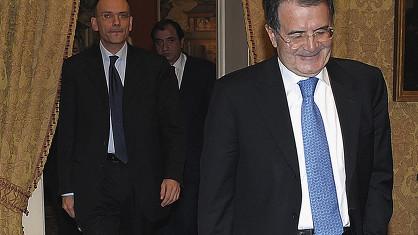 Romano Prodi à la sortie du Palais Quirinale après sa démission