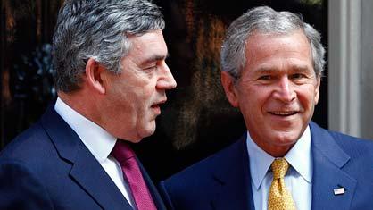 Brown et Bush ont donné une conférence de presse commune à Londres.