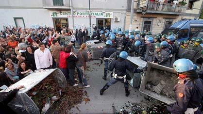 Le face-à-face entre manifestants et policiers continue à Chiaiano.