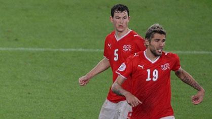 Lichtsteiner et Behrami (à dr.) n'ont fait que se croiser à Rome.