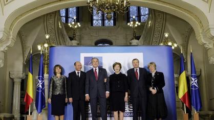 Photo de "famille" officielle du sommet de l'OTAN à Bucarest.