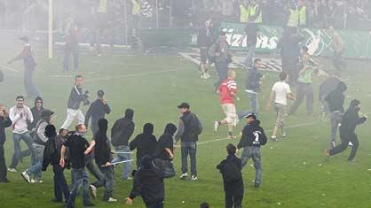 Après la défaite, les supporters déçus avaient envahi le terrain.