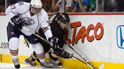 Denis Grebeshkov (à g.) lutte à la bande avec Corey Perry.