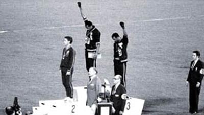 Tommie Smith et John Carlos sur le podium aux JO de Mexico en 1968