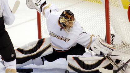 Hiller était sur le banc avec les Ducks.