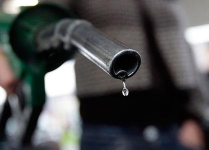 Le prix de l'essence baissera de 2 centimes à la pompe mercredi.