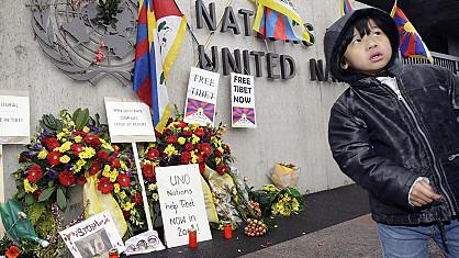 De nombreux témoignages de soutien devant le Palais des Nations.