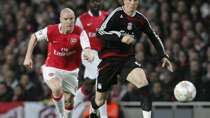 Philippe Senderos aux prises avec le "red" Fernando Torres.