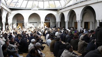 Des fidèles réunis dans la mosquée de Genève.