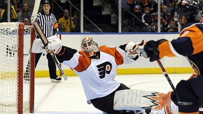 Biron, gardien des Flyers, s'interpose devant Hunter.