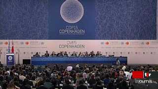 Copenhague: déception au terme du sommet sur le climat. Un accord a été trouvé, mais ne mentionne aucun objectif contraignant concernant les emissions de CO2