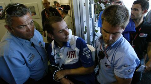 Blessé à une épaule, Jorge Lorenzo a dû se faire porter.