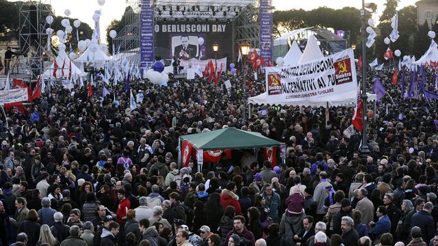 Près de 500'000 personnes dans les rues de Rome contre Silvio Berlusconi.